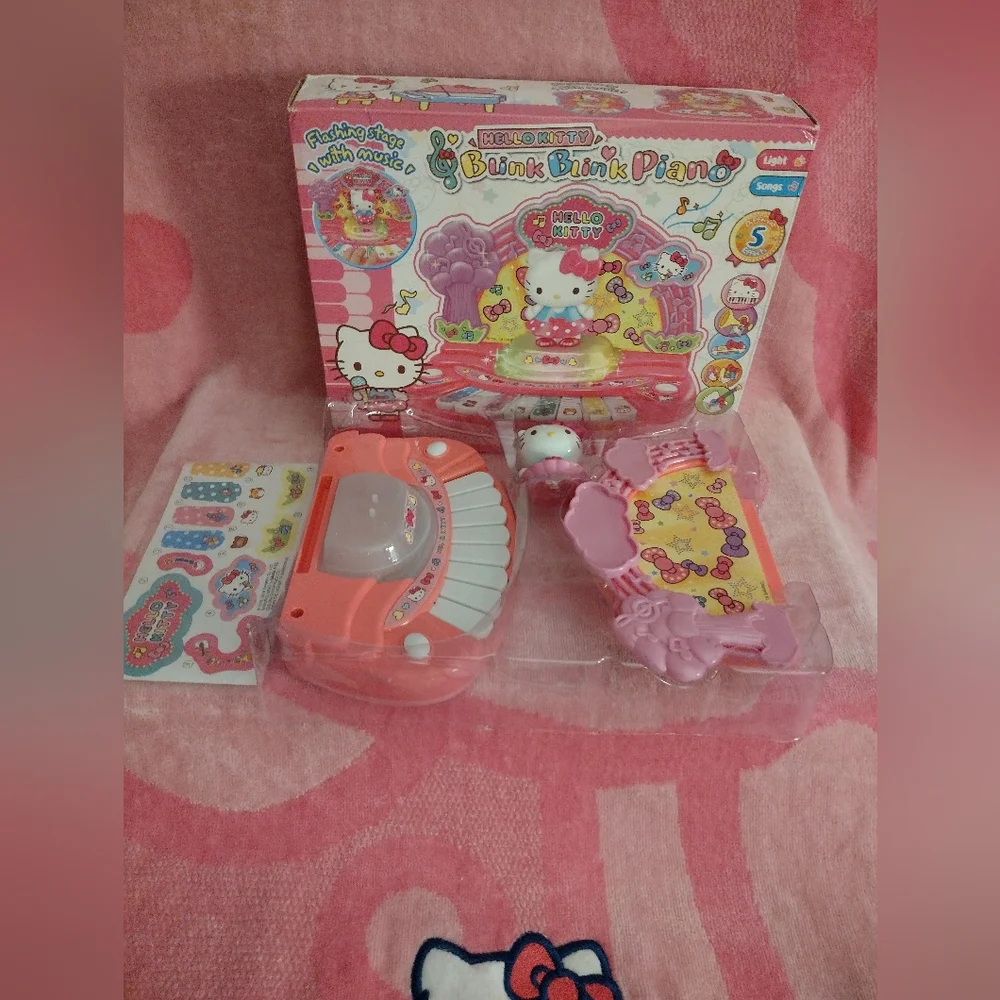 EXCLUSIVE - Hello Kitty Officially Licensed Blink Blink Piano